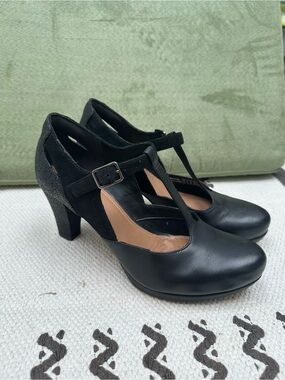 Clarks Black Leather High-Heeled Pumps Size 8